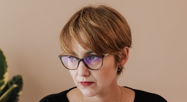 middle aged woman wearing eyeglasses 640.jpg